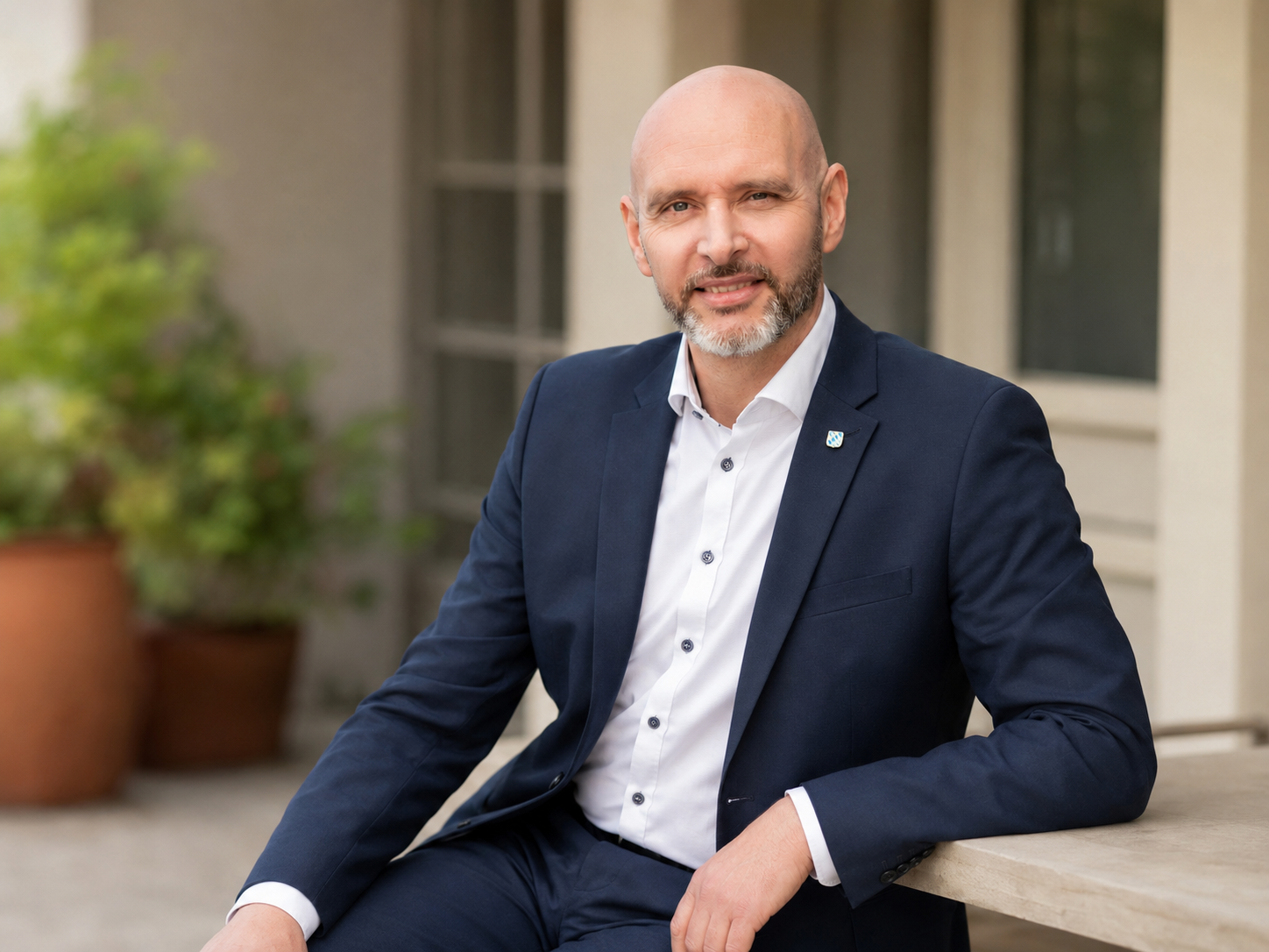 Porträt von Rico Hillmann in sitzender Pose
